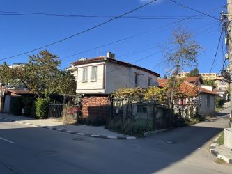 Продава се имот с две жилищни сгради – гр. Казанлък, ул. „Радецка“