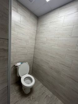 Отдава под наем хале с офис част и санитарен възел