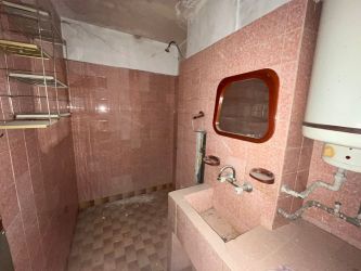 Продава тристаен апартамент в ж.к. Изток 48