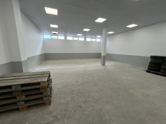 Отдава под наем хале с офис част и санитарен възел