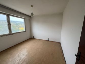 Продава тристаен апартамент в ж.к. Изток 48