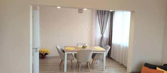 Продава четиристаен апартамент в района на Пазара, гр. Казанлък