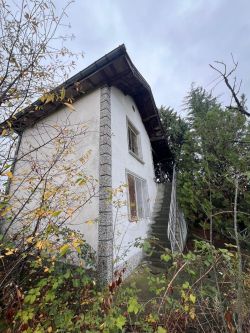 Двуетажна Къща / Вила в Казанлък с 1.1 дка Двор в квартал ”Старите Лозя”