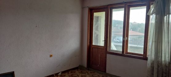 Масивна къща на два етажа и собствен двор в село Бузовград