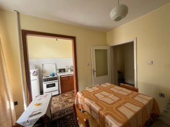 Продава се тристаен апартамент – кв. „Васил Левски“, гр. Казанлък