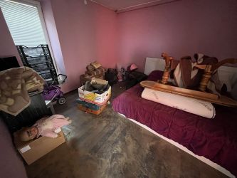 Продава се имот с две жилищни сгради – гр. Казанлък, ул. „Радецка“