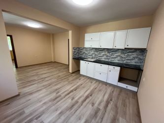 Продава се тристаен апартамент – център, гр. Казанлък