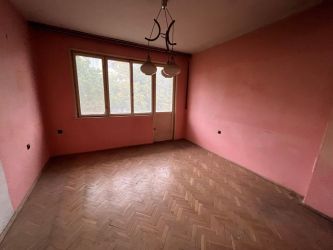 Продава се четиристаен апартамент под полицията в гр. Казанлък