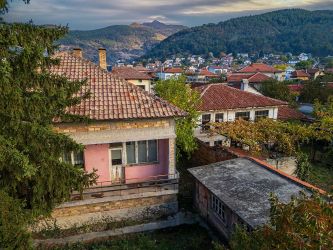 Здрава къща с отлично разпределение в центъра на с. Енина