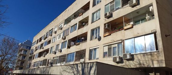 Продава двустаен апартамент в центъра срещу сградата на Общината