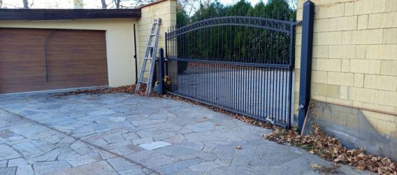 Просторно дворно място с гараж и туристически потенциал в с. Голямо Дряново – 1910 кв.м.