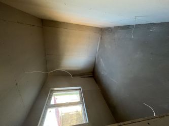 Продава се двуетажна, напълно обновена къща в гр. Крън