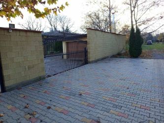 Просторно дворно място с гараж и туристически потенциал в с. Голямо Дряново – 1910 кв.м.