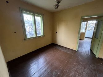 Продава се едноетажна къща с приземен етаж и двор – гр. Казанлък