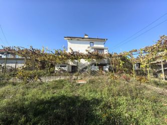 САМОСТОЯТЕЛНА КЪЩА В СЕЛО СРЕДНОГОРОВО 