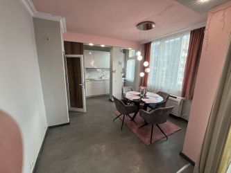 Продава прекрасен, напълно обзаведен, тристаен апартамент в кв. Васил Левски