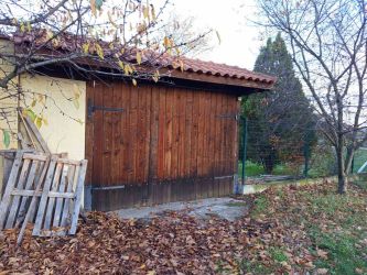 Просторно дворно място с гараж и туристически потенциал в с. Голямо Дряново – 1910 кв.м.