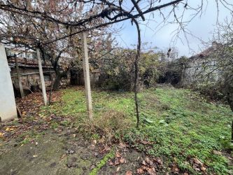 Продава се едноетажна къща с приземен етаж и двор – гр. Казанлък