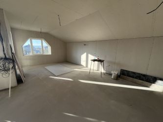 Продава се двуетажна, напълно обновена къща в гр. Крън