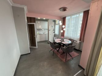 Продава прекрасен, напълно обзаведен, тристаен апартамент в кв. Васил Левски