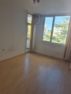 Продава Тристаен апартамент Масивно строителство в гр.Казанлък