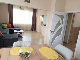 Продава четиристаен апартамент в района на Пазара, гр. Казанлък