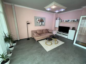 Продава прекрасен, напълно обзаведен, тристаен апартамент в кв. Васил Левски