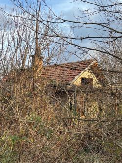 2 Тухлени Къщи с Двор 3 дка в Казанлък, Вилна Зона "Тюлбето" и "Старите Лозя"