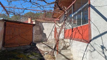 Продава апартамент с една спалня, до у-ще Ехзарх Антим I