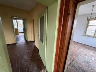 НОВА ЦЕНА!!! Продава се едноетажна къща с приземен етаж и двор – гр. Казанлък