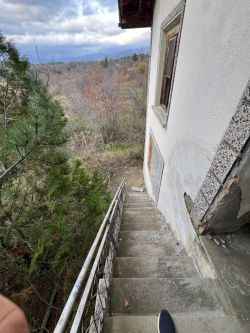 Двуетажна Къща / Вила в Казанлък с 1.1 дка Двор в квартал ”Старите Лозя”