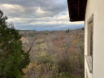 Двуетажна Къща / Вила в Казанлък с 1.1 дка Двор в квартал ”Старите Лозя”