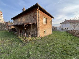 Продавам монолитна къща в град Шипка с отлична локация