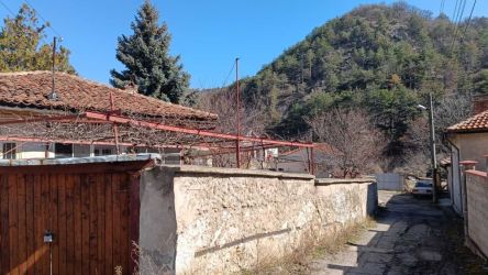 Продава апартамент с една спалня, до у-ще Ехзарх Антим I