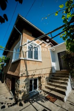 Продава прекрасна къща след освежителен ремонт в гр. Казанлък