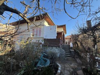 Къща с двор и гараж – район парк Розариум