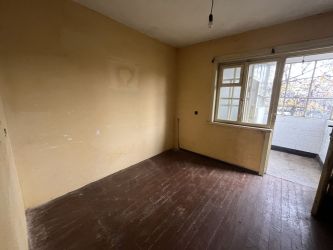 НОВА ЦЕНА!!! Продава се едноетажна къща с приземен етаж и двор – гр. Казанлък