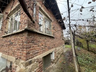 НОВА ЦЕНА!!! Продава се едноетажна къща с приземен етаж и двор – гр. Казанлък