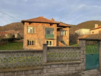 Продавам монолитна къща в град Шипка с отлична локация