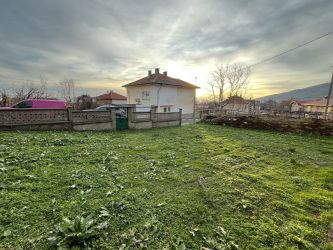 Продавам монолитна къща в град Шипка с отлична локация