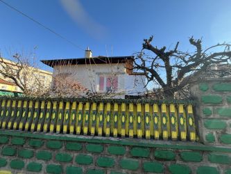 Къща с двор и гараж – район парк Розариум