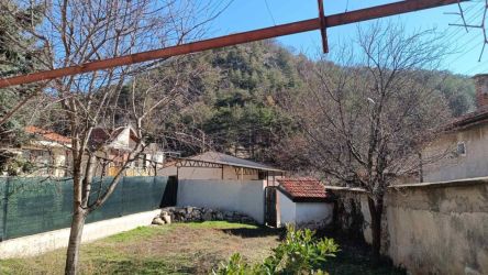 Продава апартамент с една спалня, до у-ще Ехзарх Антим I