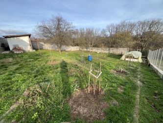 Вила с просторен двор и прекрасни условия за целогодишно живеене – гр. Казанлък