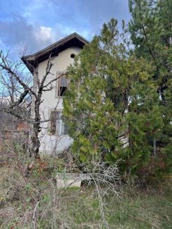 Двуетажна Къща / Вила в Казанлък с 1.1 дка Двор в квартал ”Старите Лозя”