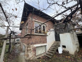 НОВА ЦЕНА!!! Продава се едноетажна къща с приземен етаж и двор – гр. Казанлък