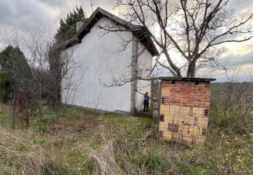 Двуетажна Къща / Вила в Казанлък с 1.1 дка Двор в квартал ”Старите Лозя”