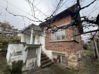 НОВА ЦЕНА!!! Продава се едноетажна къща с приземен етаж и двор – гр. Казанлък