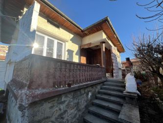 Къща с двор и гараж – район парк Розариум