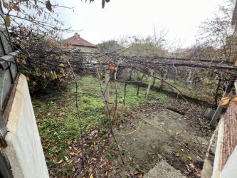 НОВА ЦЕНА!!! Продава се едноетажна къща с приземен етаж и двор – гр. Казанлък