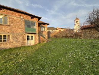 Продавам монолитна къща в град Шипка с отлична локация